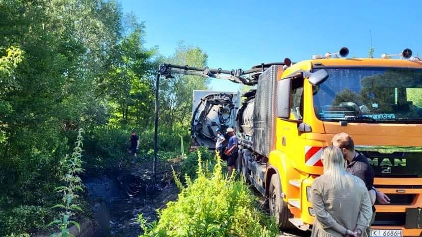 Utylizacja propochodnej cieczy kosztowała na razie 250 tys. złotych. Urzędnicy jednak spodziewają się kolejnych "niespodzianek". [fot. Marcin Bazylak FB]