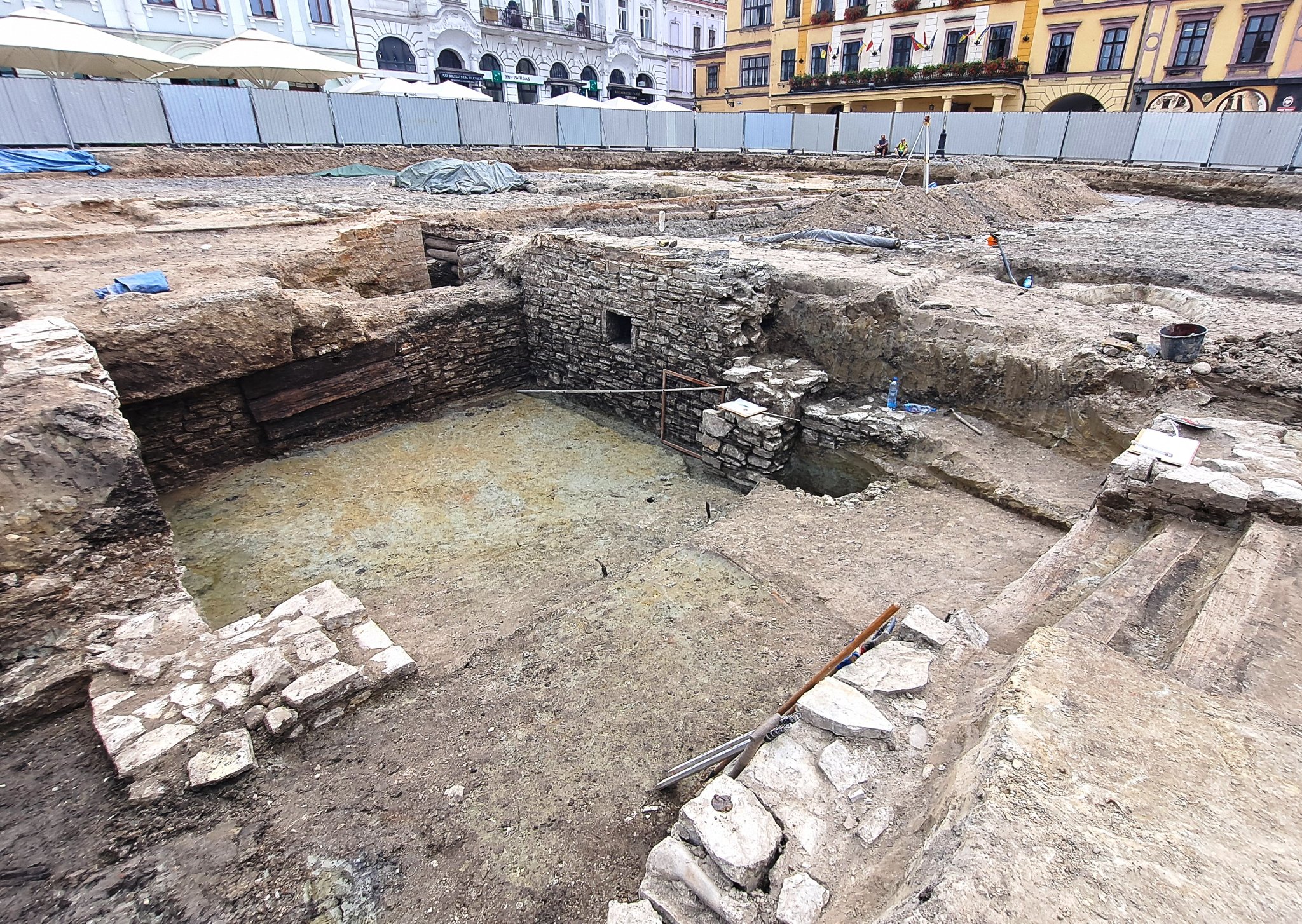 Na rynku w Cieszynie odkryto piwnicę pochodzącą prawdopodobnie z XV w. [fot. Zofia Jagosz-Zarzycka Dział Archeologii Muzeum Śląska Cieszyńskiego w Cieszynie]