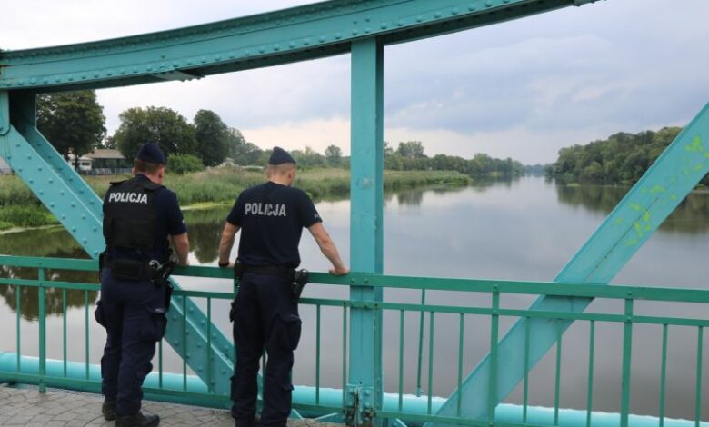2 tys. policjantów monitoruje sytuację na Odrze. „Mamy 72 zgłoszenia, są weryfikowane”. Fot. Twitter/Polska Policja