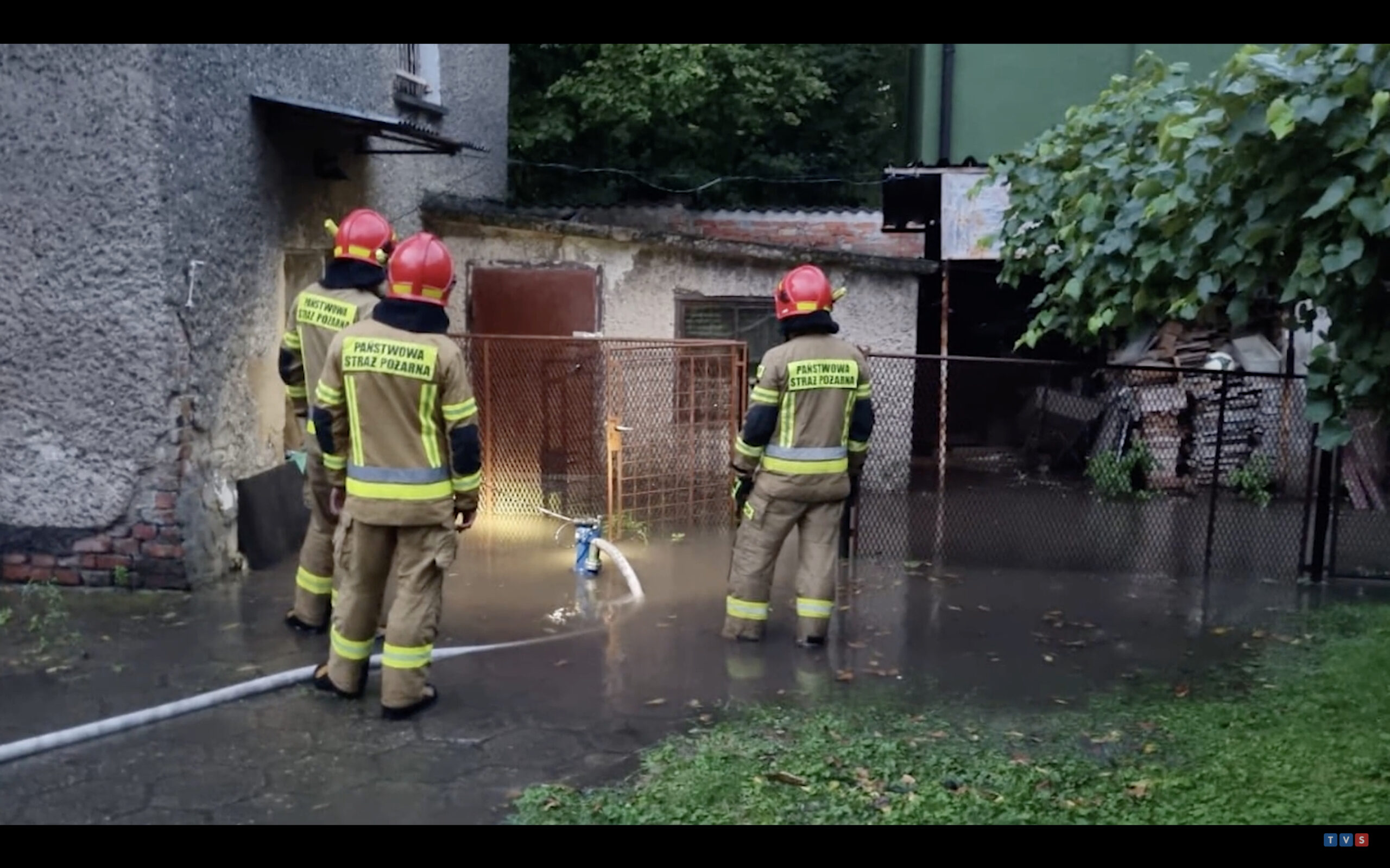 Tylko w miniony weekend Straż Pożarna interweniowała 3 razy z powodu ulewnych deszczy i nadmiernej wody, która ze skrzyżowania ulic Wodzisławskiej i Reymonta, spływałą prosto na działkę pani Krystyny.