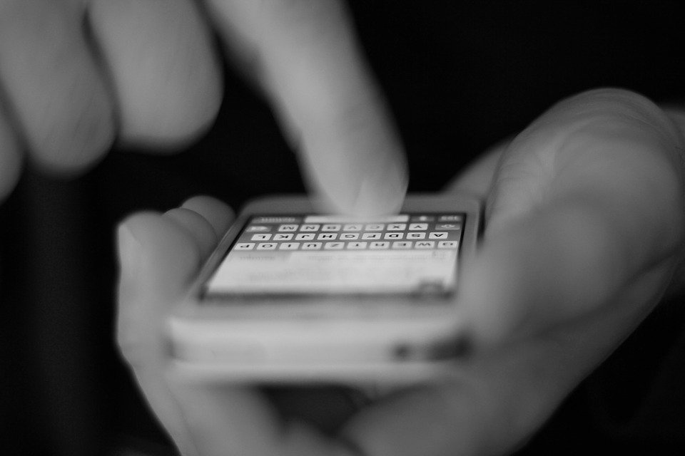 Uwaga na fałszywego policjanta w Częstochowie. W piątek było 7 prób oszustwa seniorów. Fot. poglądowe pixabay.com