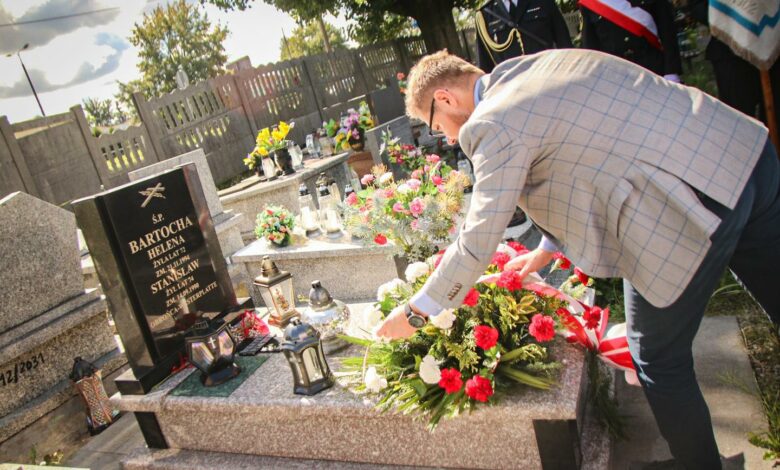 1 września 2022 r. delegacja urzędników z UM w Sosnowcu złożyła kwiaty na grobie Stanisława Bartochy. [fot. Arkadiusz Chęciński FB]