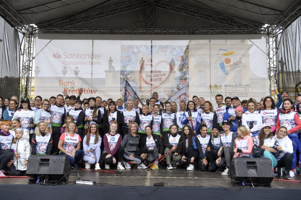 Znane osoby oraz przedstawiciele mediów i instytucji wspierających startujące w 21 Biegu po Nowe Życie (SK:, , fot. Piętka Mieszko/AKPA)