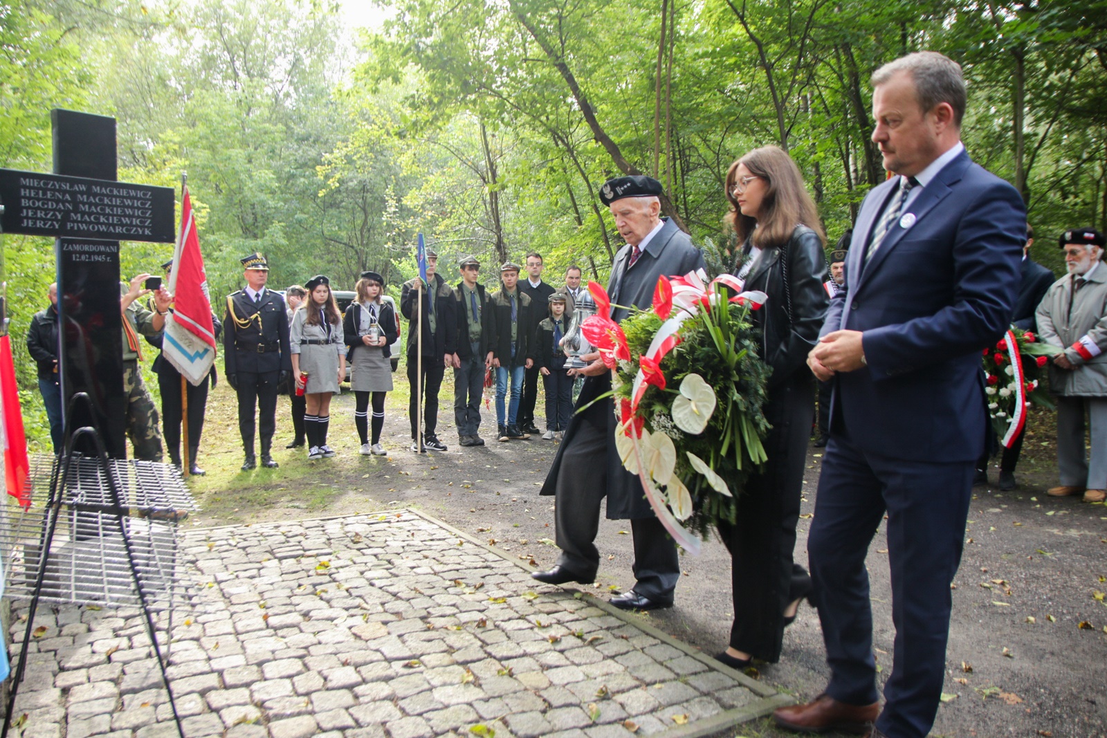 W miejscu gdzie wrzucono ciała ofiar znajduje się teraz pomnik. [fot. Paweł Leśniak, UM w Sosnowcu]