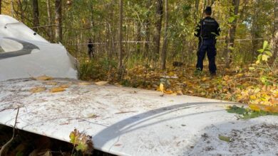 Szybowiec spadł i rozbił się w lesie w miejscowości Kościelec w pow. częstochowskim. [fot. Policja Śląska]