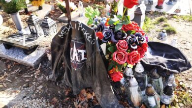 czarna kurtka na grobie rocznica śmierci kostrzewskiego grób