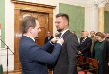 Prezydent Katowic Marcin Krupa został odznaczony specjalnym orderem. [fot. UM Katowice / M. Szulakiewicz-Gaweł]