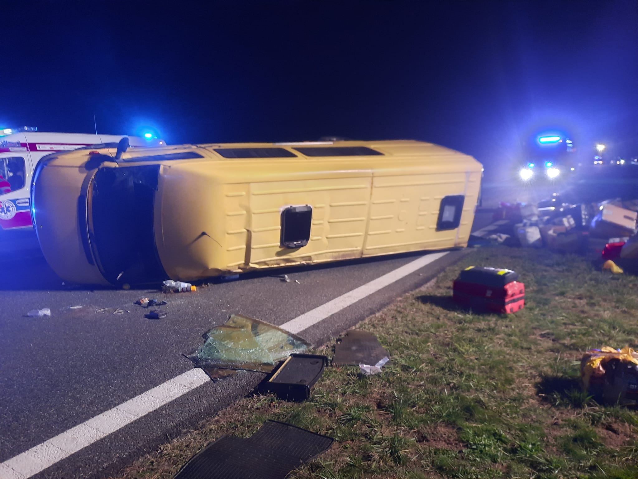 Tragiczny wypadek na A4. Bus się przewrócił, zginęło dziecko. Fot. OSP w Starych Żukowicach