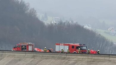 Zwłoki przy zaporze w Tresnej. Ciało dryfowało po wodzie. Fot. OSP Czernichów