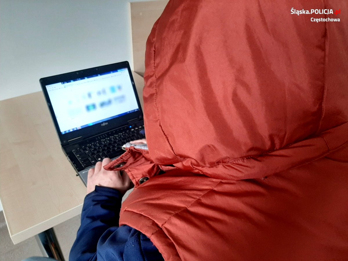 25-latek z Częstochowy oferował do sprzedaży ekogroszek, którego nie posiadał/fot.Śląska Policja
