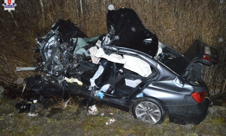 Zderzył się z dwoma ciężarówkami. Kierowca BMW zginął na miejscu/fot.Policja Lubelska