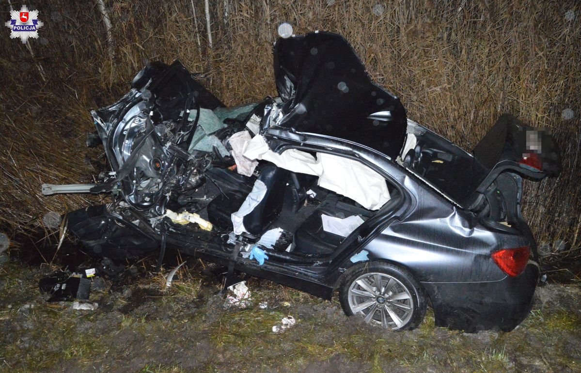 Zderzył się z dwoma ciężarówkami. Kierowca BMW zginął na miejscu/fot.Policja Lubelska