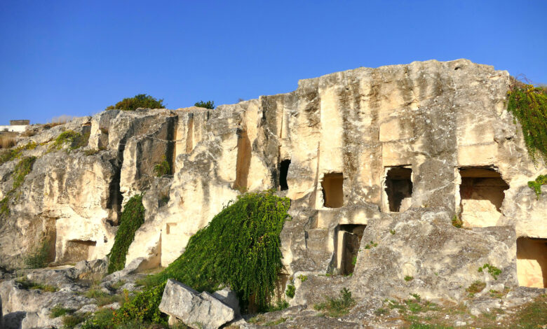 Niezwykły cmentarz, gdzie zmarłych chowano w jaskiniach