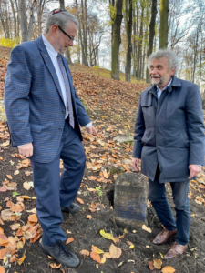 Jeffrey Cymbler i Łukasz Konarzewski na cmentarzy żydowskim przy ul. Podzmacze w Będzinie. 