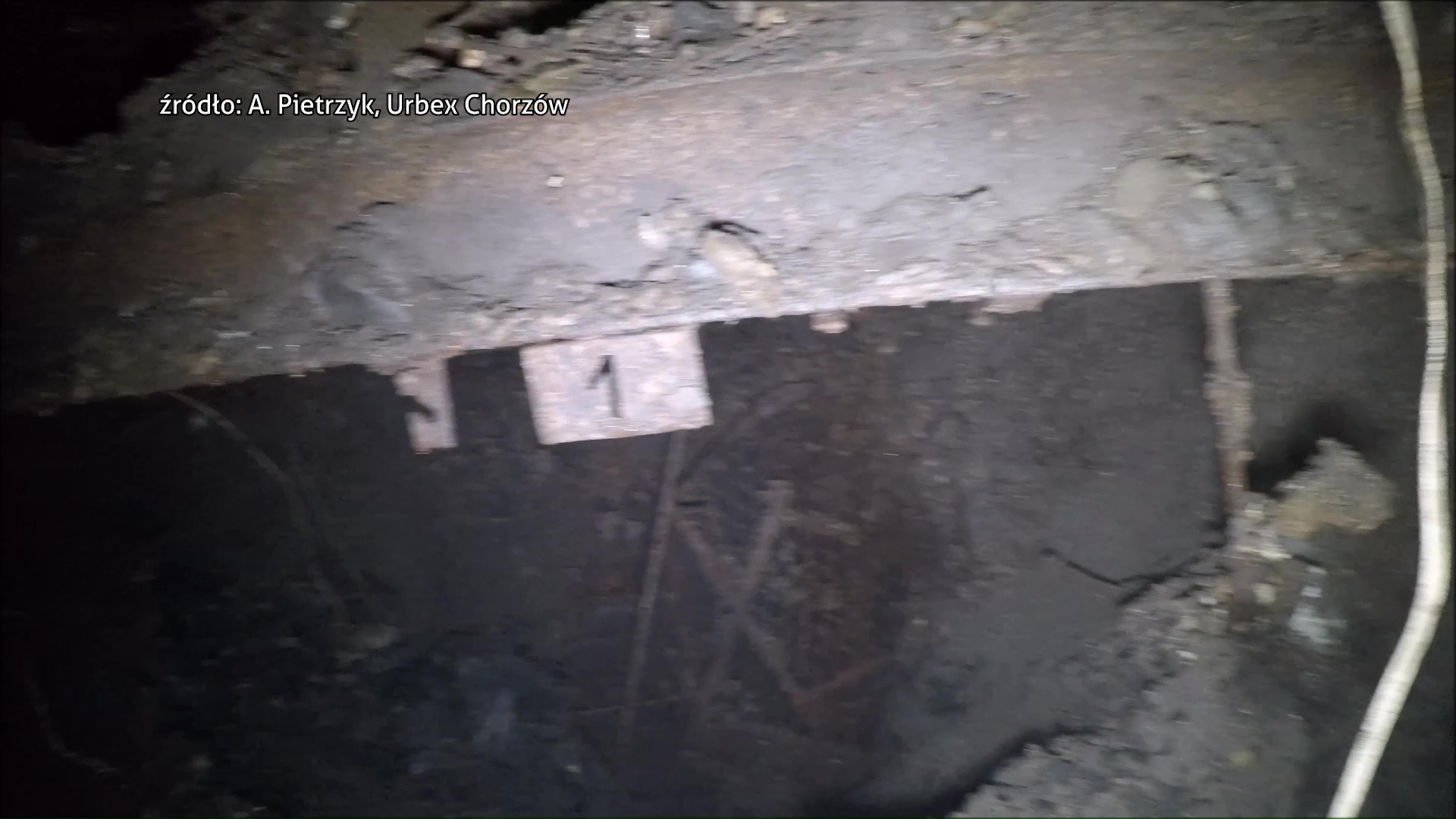 Głęboka dziura w Chorzowie. Okazało się, że to... pozostałości szybu [WIDEO]