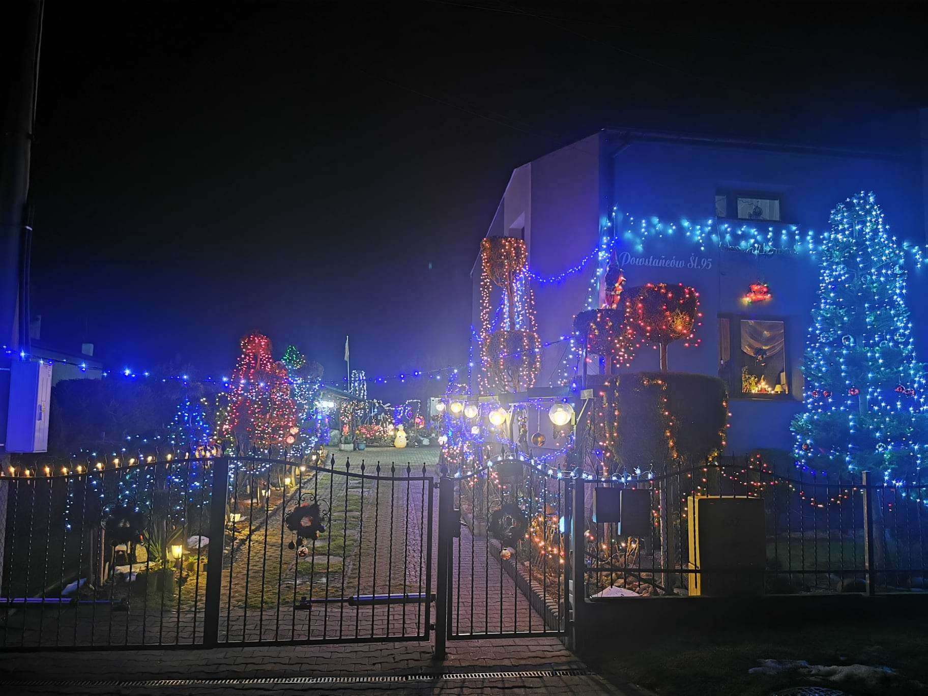 oświetlony dom przyszowice