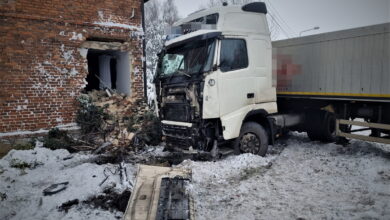 Śląskie: Ciężarówka wbiła się w dom. Kierowca jechał za szybko/fot.Śląska Policja