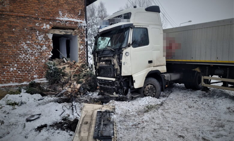 Śląskie: Ciężarówka wbiła się w dom. Kierowca jechał za szybko/fot.Śląska Policja