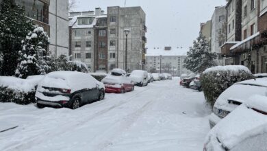 Zasypane chodniki, całkowicie zaśnieżone drogi. Realia życia mieszkańców osiedla w centrum Sosnowca, podczas opadów śniegu.