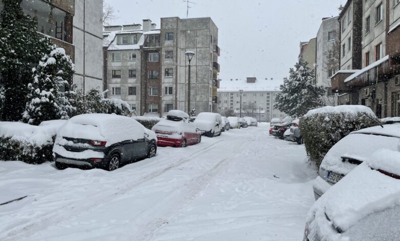 Zasypane chodniki, całkowicie zaśnieżone drogi. Realia życia mieszkańców osiedla w centrum Sosnowca, podczas opadów śniegu.