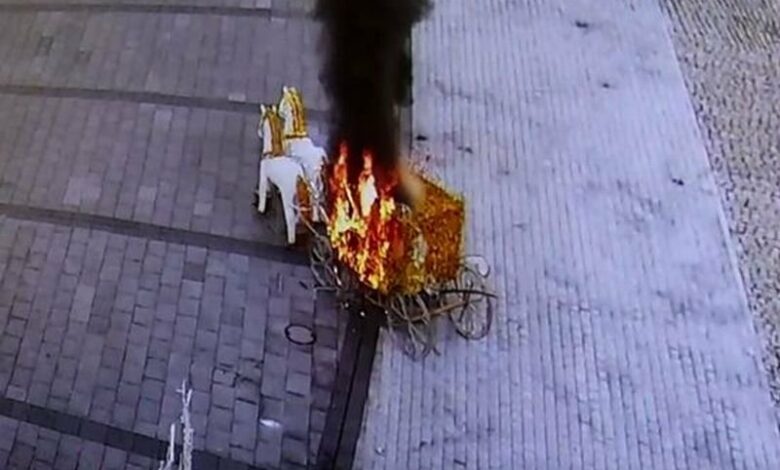 Nastolatki podpaliły ozdobę świąteczną za 70 tys. złotych. Jest nagranie/fot.policja.pl