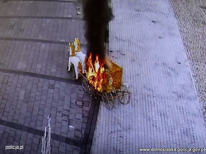 Nastolatki podpaliły ozdobę świąteczną za 70 tys. złotych. Jest nagranie/fot.policja.pl