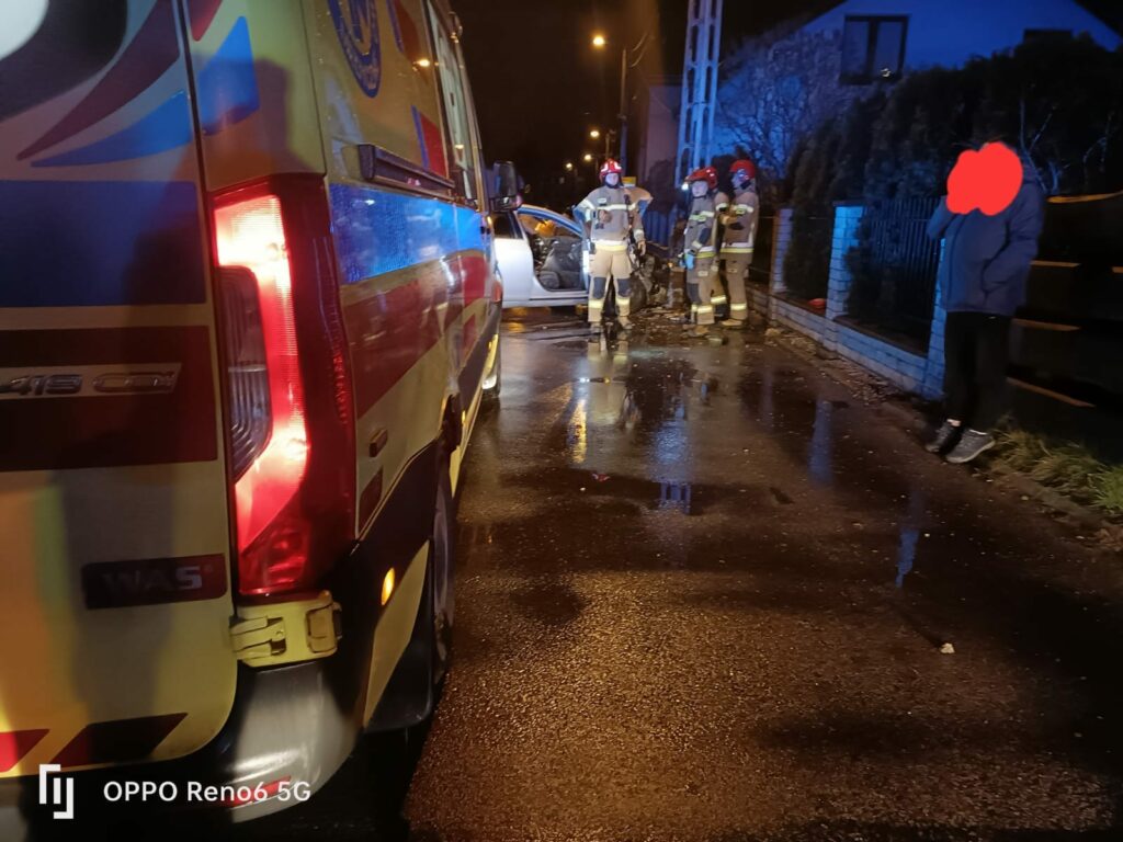 Wypadek w Jaworznie. Pijany kierowca zostawił pasażera i uciekł z miejsca zdarzenia. Fot. Informacje drogowe Jaworzno i okolice