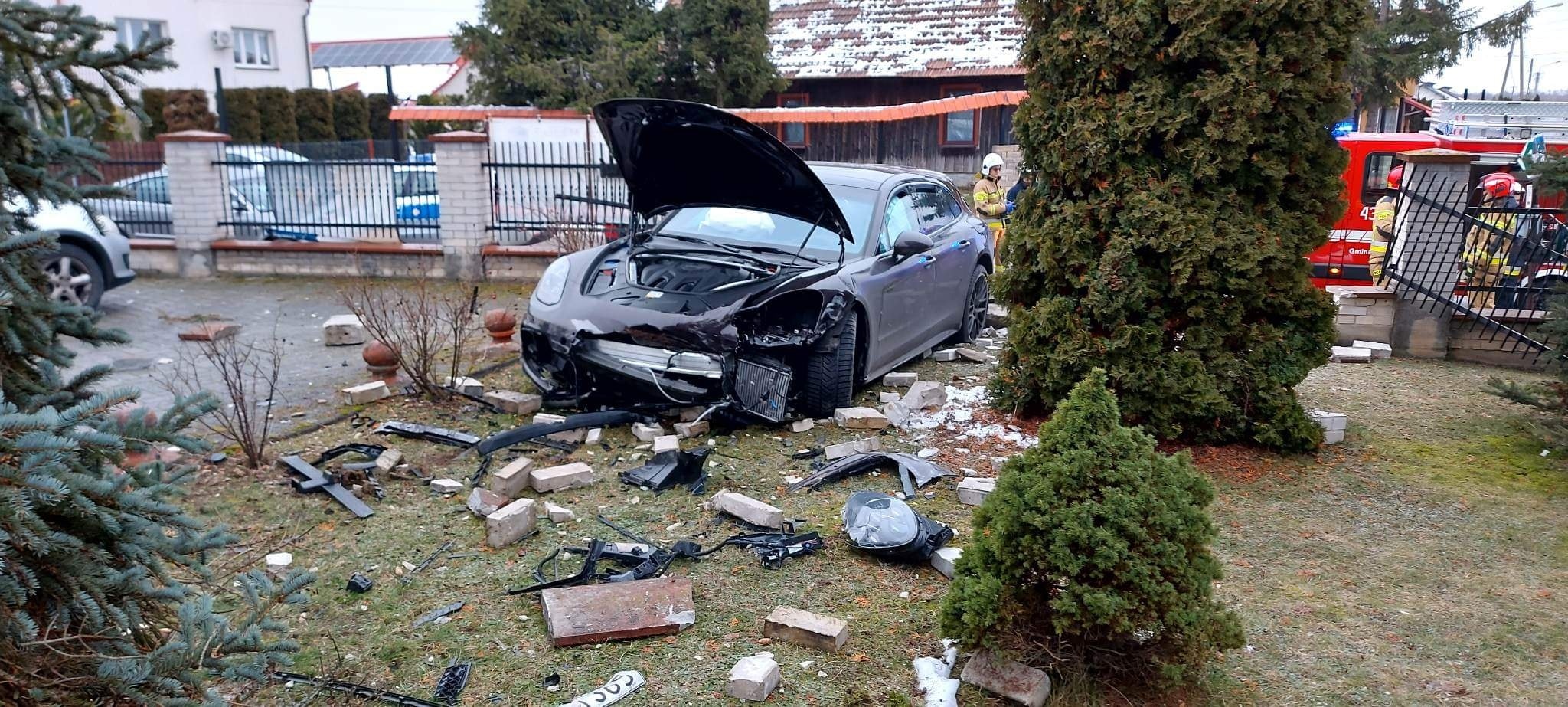 Spieszył się na mszę? Porsche wbiło się w ogrodzenie kościoła/fot.OSP Luszowice/fb