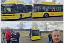 Arkadiusz Chęciński na tle autobusu, którym w ramach licytacji można było dziś jeździć po torze treningowym. [fot. Arkadiusz Chęciński]