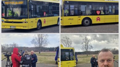 Arkadiusz Chęciński na tle autobusu, którym w ramach licytacji można było dziś jeździć po torze treningowym. [fot. Arkadiusz Chęciński]