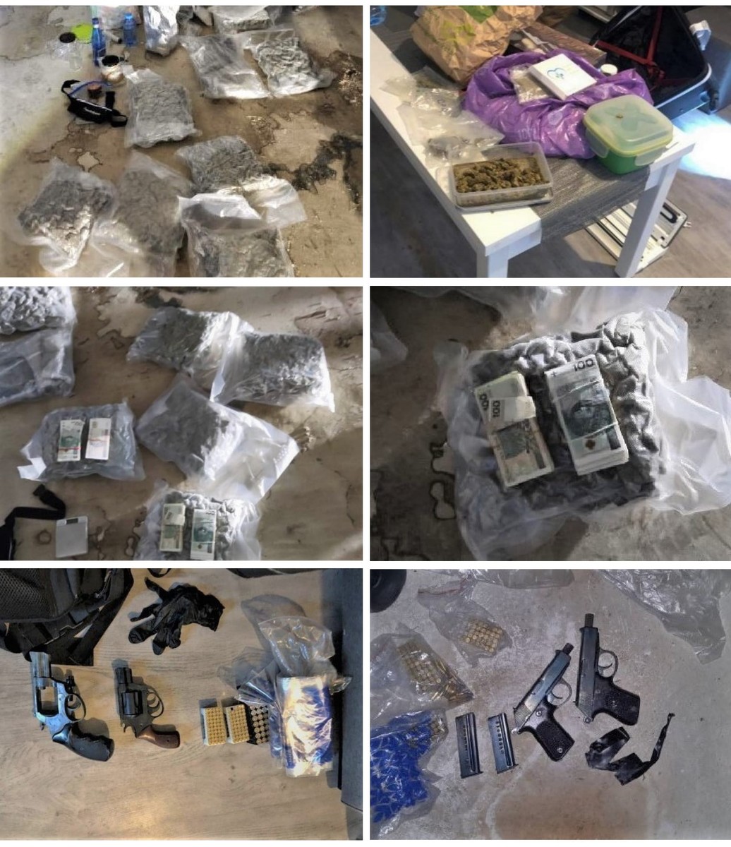 W trzech mieszkaniach i kilku garażach, 28-latek posiadał ogromną ilość narkotyków i pokaźny arsenał broni. [fot. KWP w Katowicach]