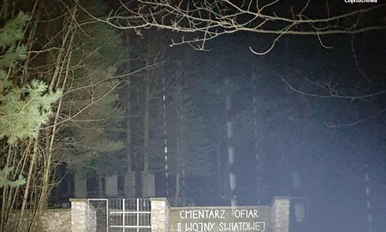 Śląskie: Cmentarz ofiar II Wojny Światowej. To tu znaleziono seniora/fot.Śląska Policja