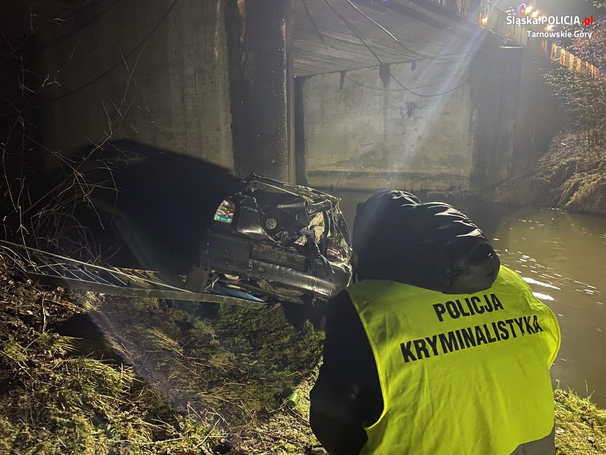 Auto wpadło do rzeki. Dwie osoby nie żyją/fot.Śląska Policja