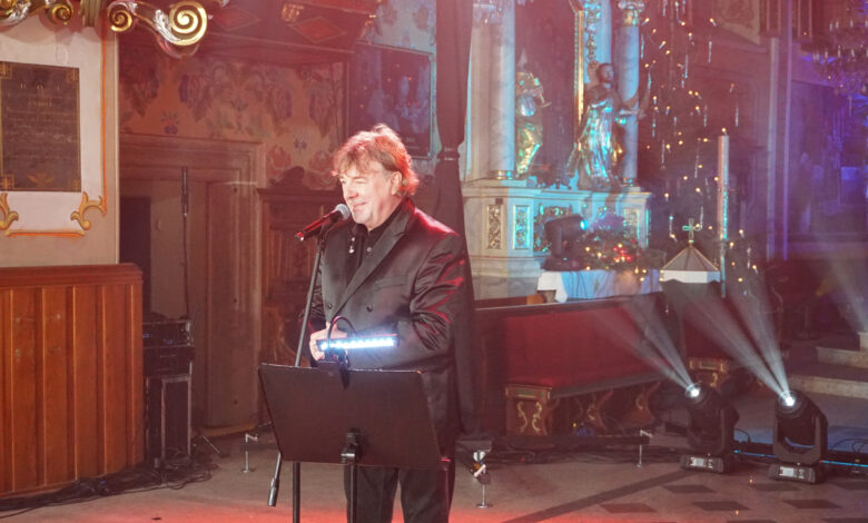 Mariusz Kalaga podczas koncertu kolęd w Rychwałdzie  