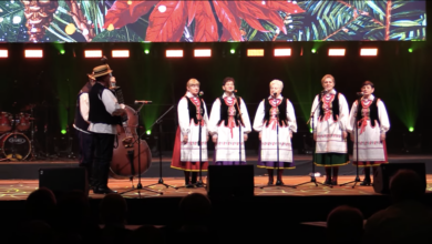 Jednej z zespołów śpiewający kolędy na scenie.