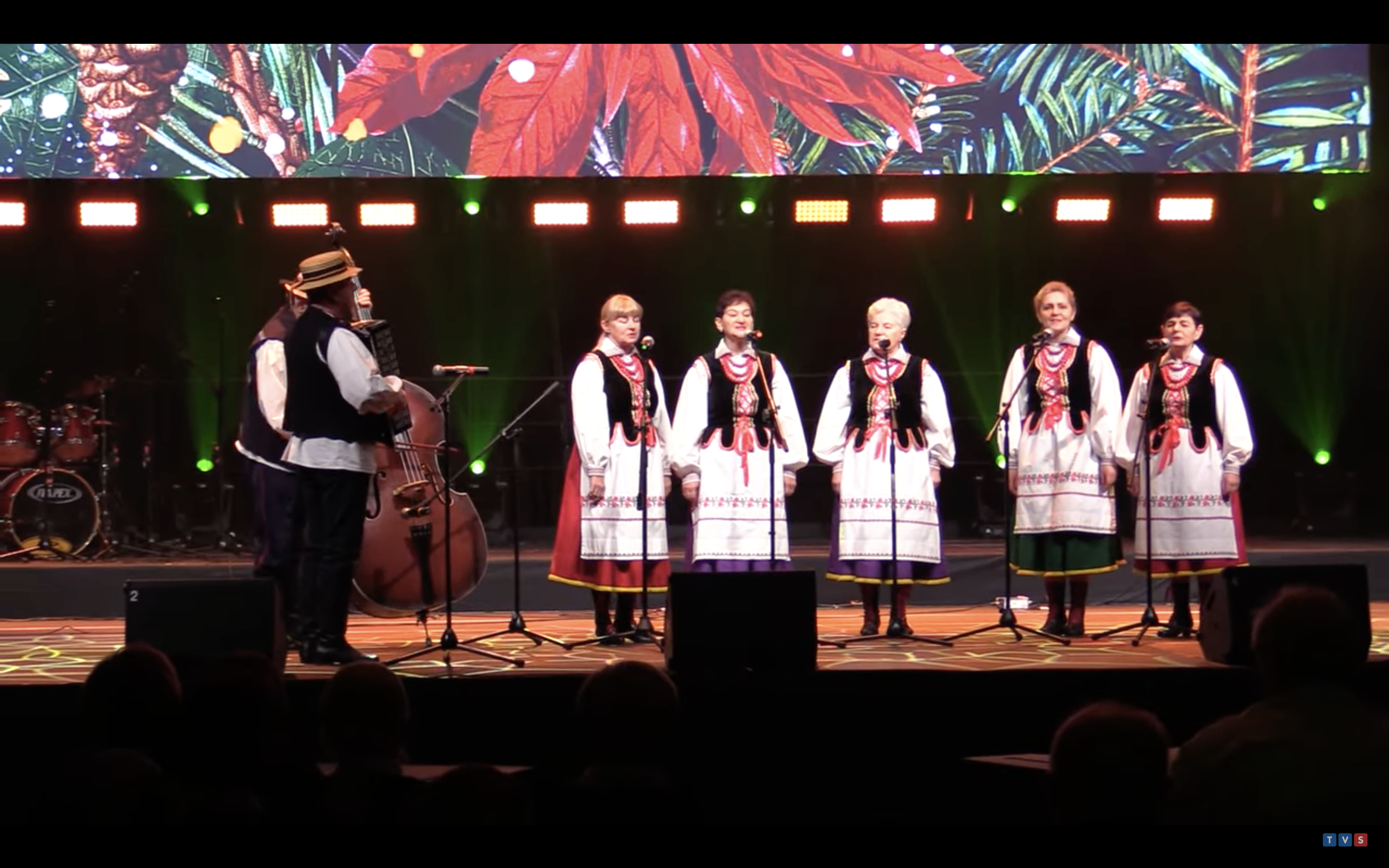 Jednej z zespołów śpiewający kolędy na scenie.