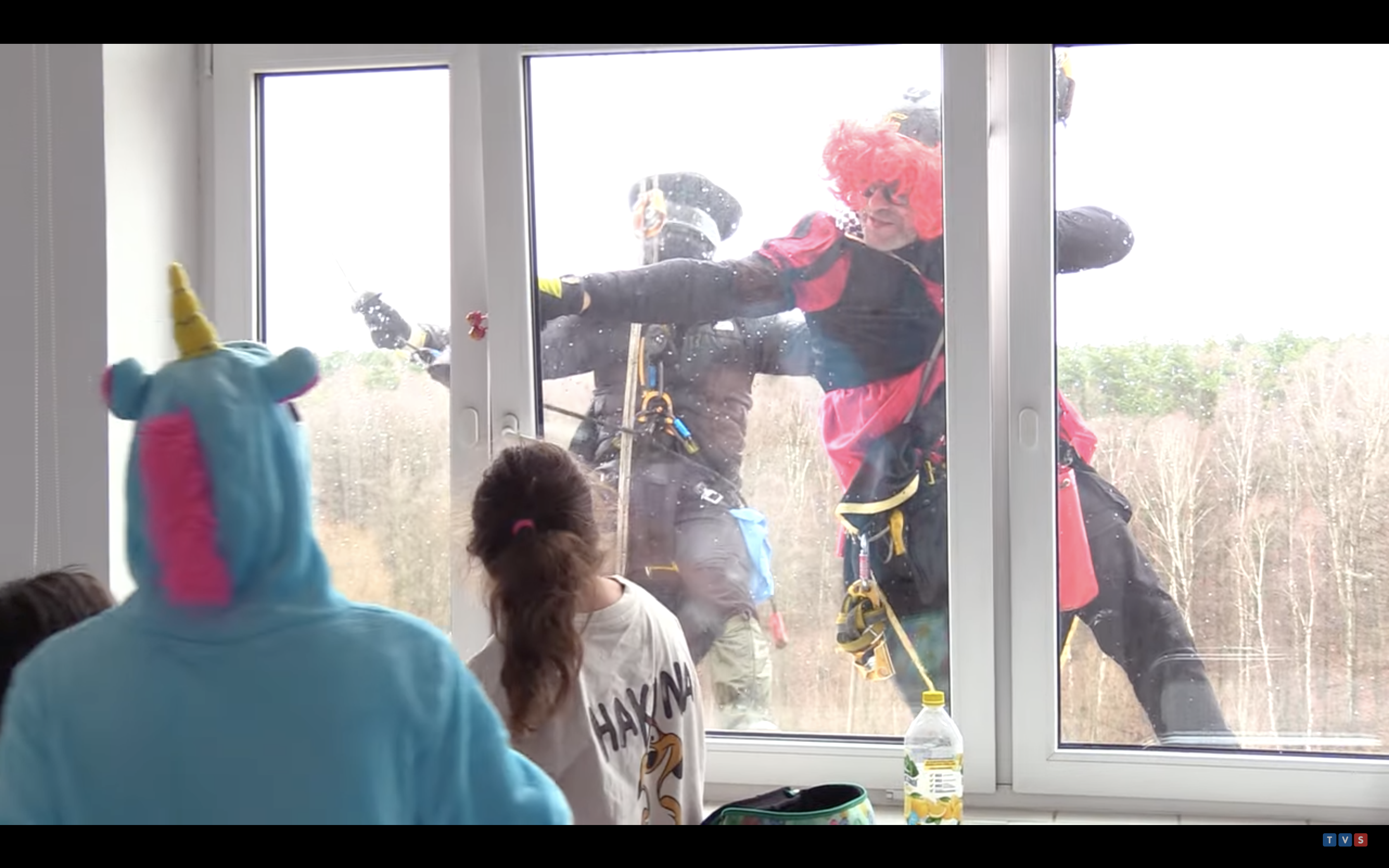 Alpiniści zjechali na linach wzdłuż elewacji szpitala. Byli też ciekawie przebrani.