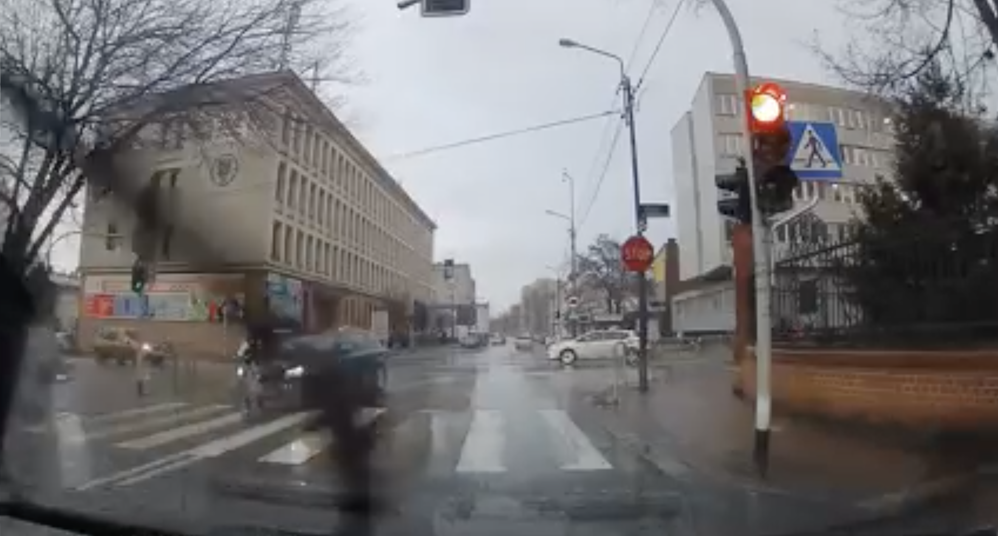 Na wideo widać dokładnie, jak auto dosłownie podcina pieszego. [fot. KWP w Katowicach]
