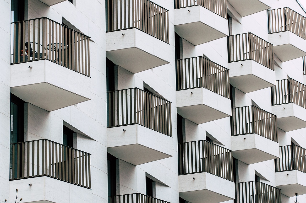 34-latek dostał szlaban. Wyszedł przez balkon i spadł/fot.pixabay.com