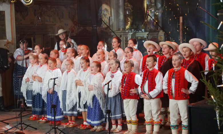 Zespół Mała Istebna podczas koncertu kolęd w Rychwałdzie  