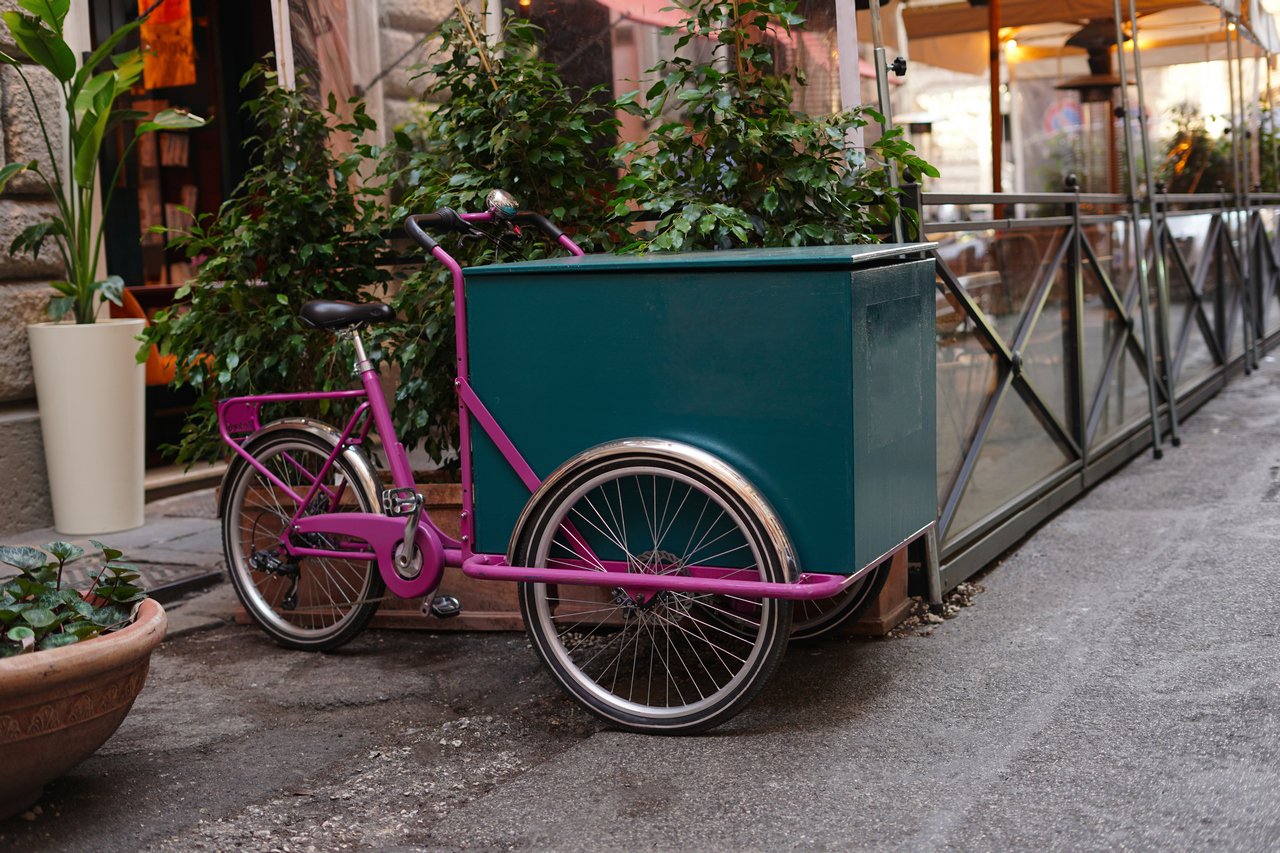 Czy rower Cargo to dobra alternatywa na drogie paliwo? (fot. freepik.com)