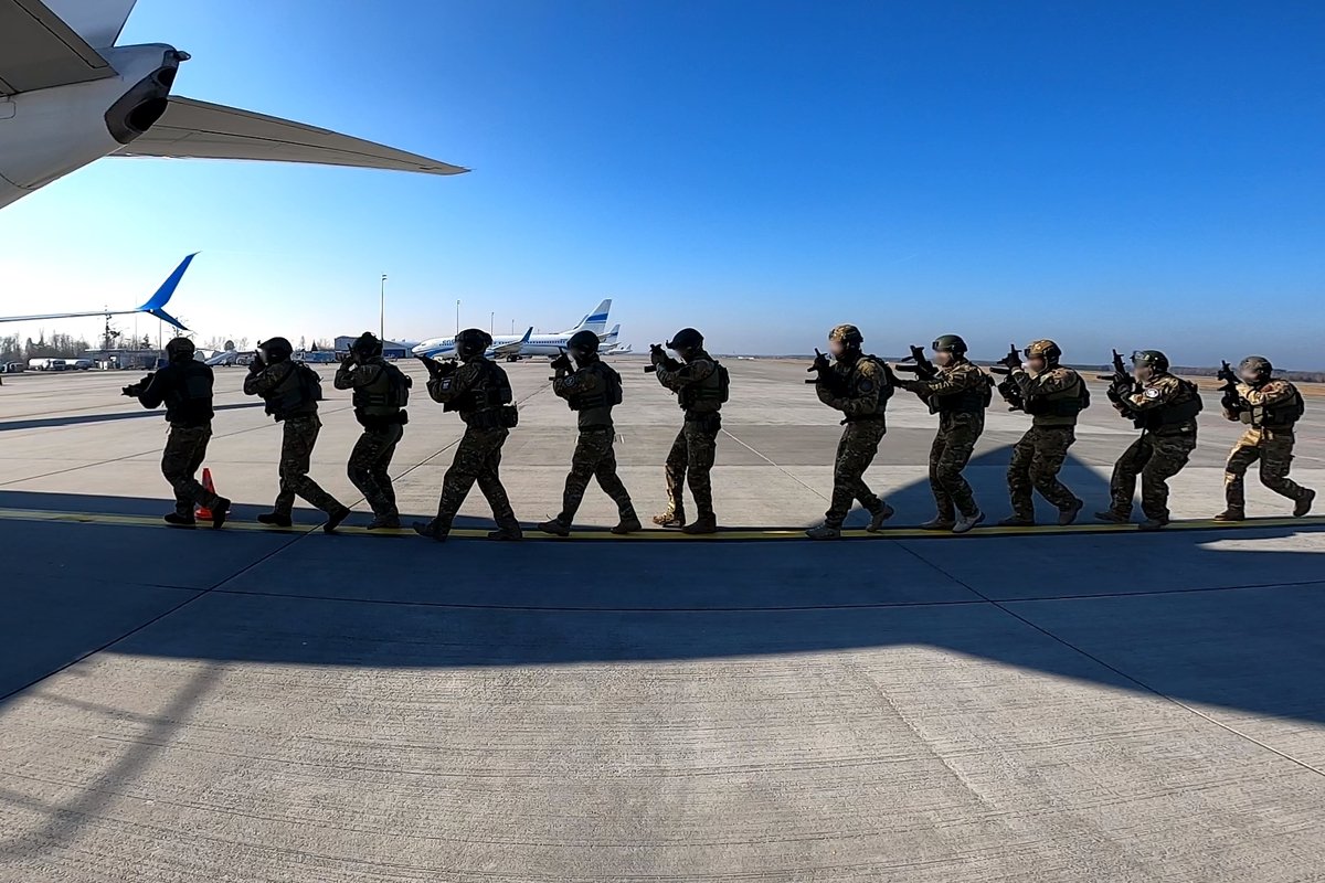 Kontrterroryści na lotnisku w Katowicach/fot.Policja Podkarpacka