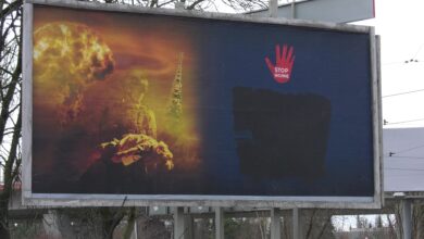 „Nie idźmy na tę wojnę”. Prorosyjskie billboardy zamalowane