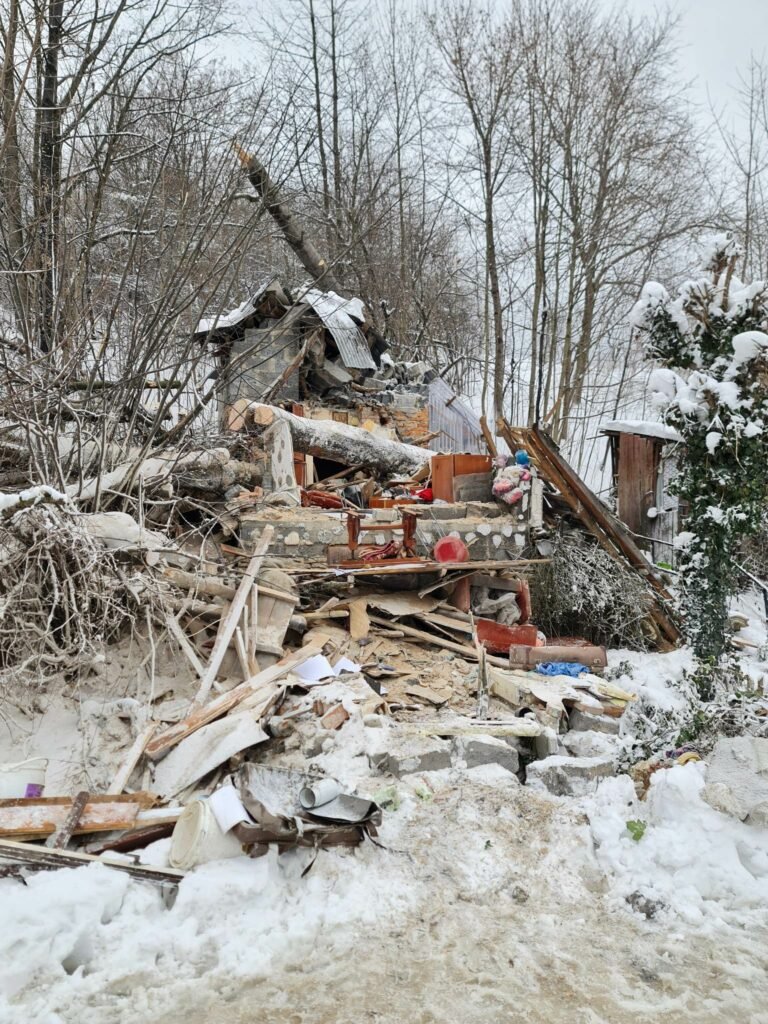 Cisiec: drzewo spadło na dom, jedna osoba nie żyje [ZDJĘCIA]. Fot. Fatima Orlińska