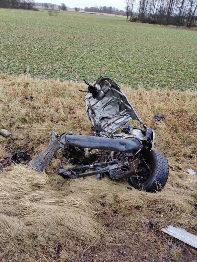 Potworny wypadek. Kierowca nie żyje, auto się rozpadło. Fot. PSP Kluczbork