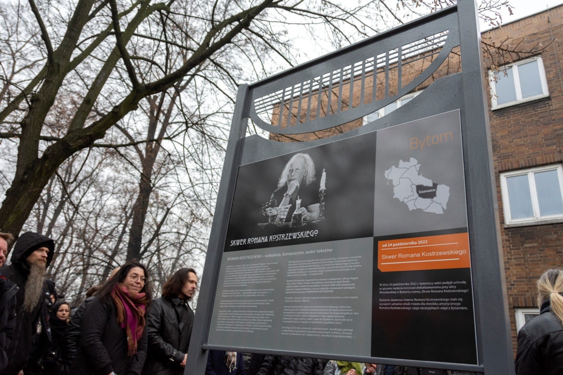 Tablica upamiętniającą Romana Kostrzewskiego w Bytomiu. [fot. UM w Bytomiu]
