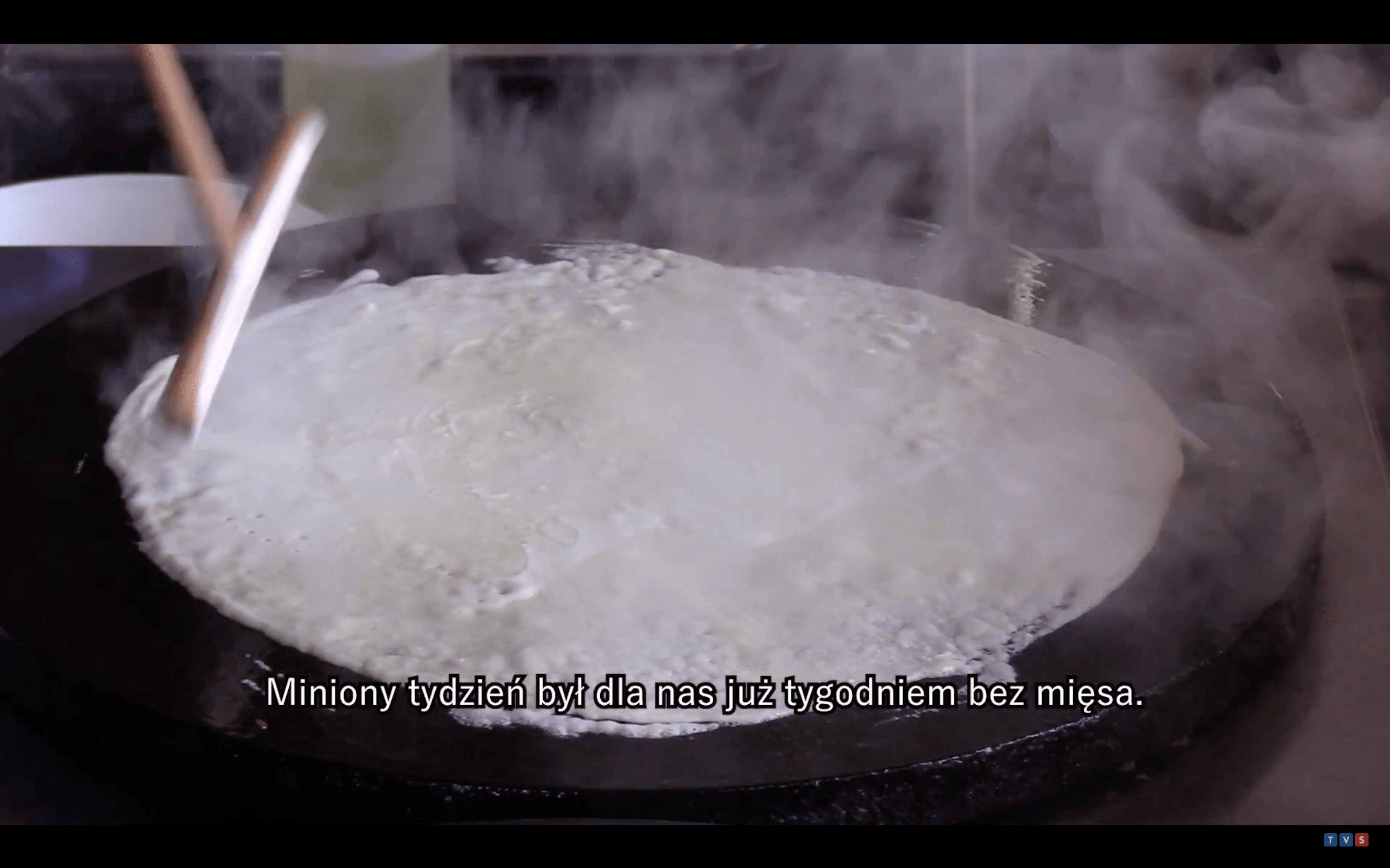 Placek symbolizuje tu słońce, które powraca po okresie zimowym.