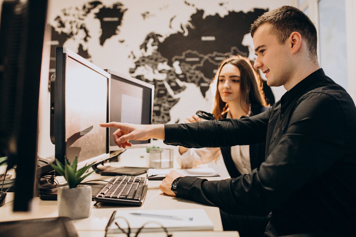 Software house czy zespół on-board – które rozwiązanie będzie lepsze dla małej firmy? (fot. freepik.com)