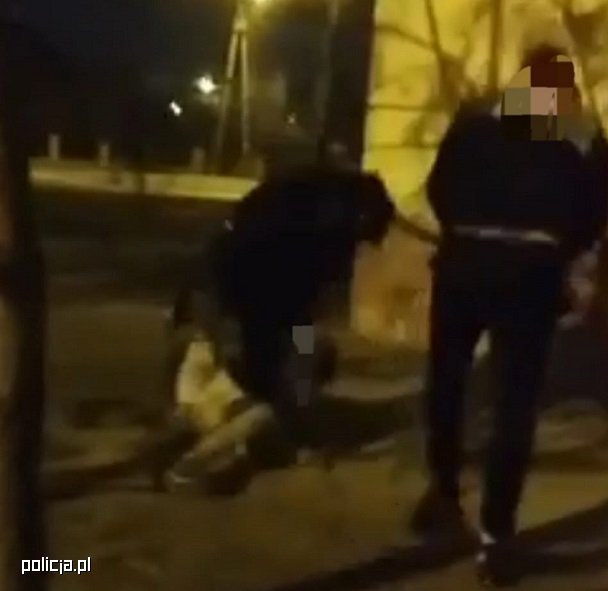 Brutalnie pobili nastolatka. Nagranie wrzucili do sieci/fot.policja.pl