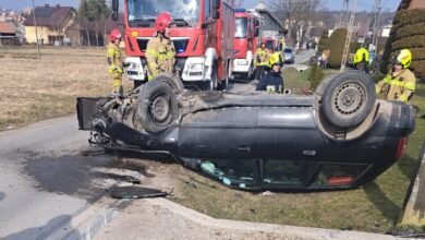 Dachowanie audi. Kierowca uciekł. W aucie zostały dwie osoby/fot.Policja Podkarpacka